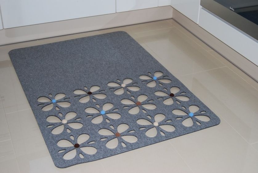 Filcowy dywan wycięty laserowo (pakamera.pl)