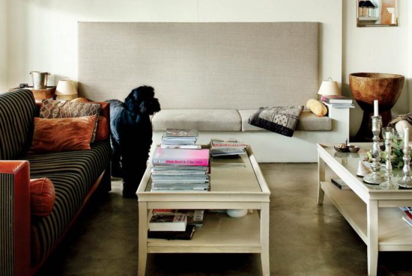 Gospodarz nie tylko urządza wnętrza. Projektuje też meble- sofy w salonie to jego pomysł.