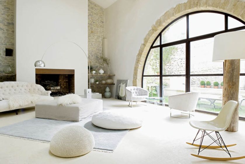 Najbardziej imponująca jest stodoła–loft, w najwyższym punkcie ma, bagatela, ponad osiem metrów. Tutaj gospodarze urządzili