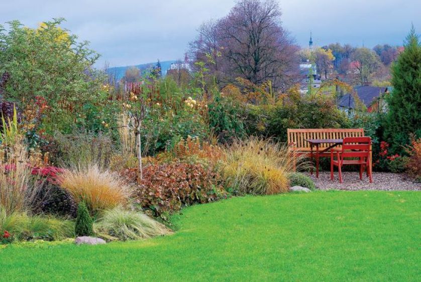 Ogród w stylu angielskim. Jesień kolorowych traw