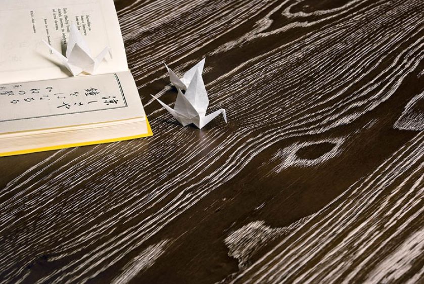 Podłoga Dąb Cocoa Cream, szczotkowana, w kolorze dębu opalanego, wykończona białą bejcą i lakierem matowym. BALTIC WOOD