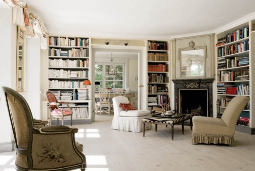 Pokaźny księgozbiór znalazl miejsce na prostych regałach. Do tego kilka wygodnych oteli - każdy inny, bo z odzysku, i