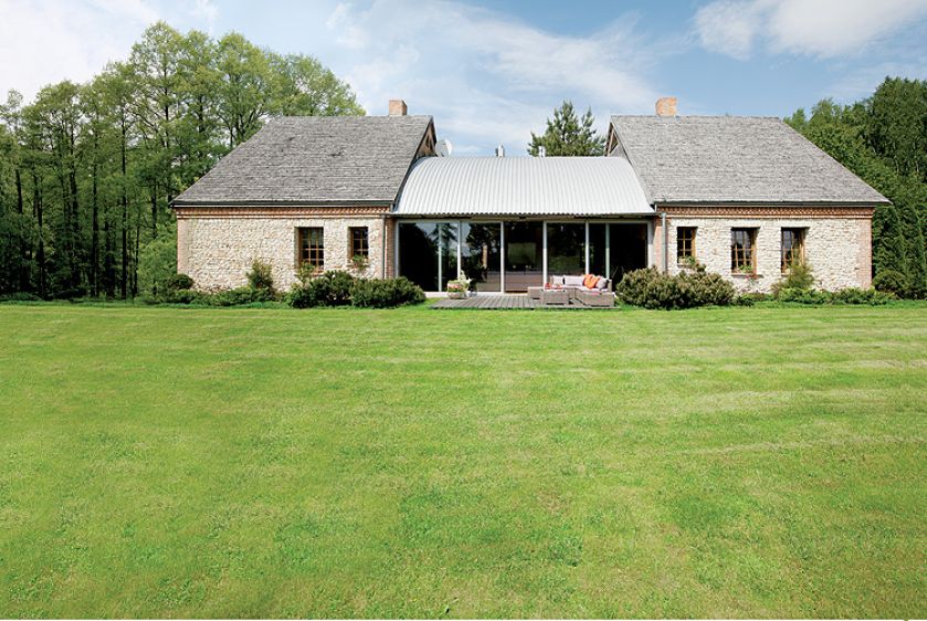 Pomysł z francuskiego magazynu: nowoczesny dom stylizowany na stodołę i połączony ze starym budynkiem przeszklonym