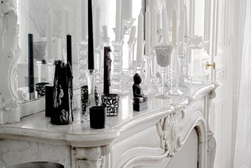 W białym pokoju odbite w lustrze kryształowe świeczniki wyglądają naprawdę magicznie. Nieliczne czarne akcenty potęgują