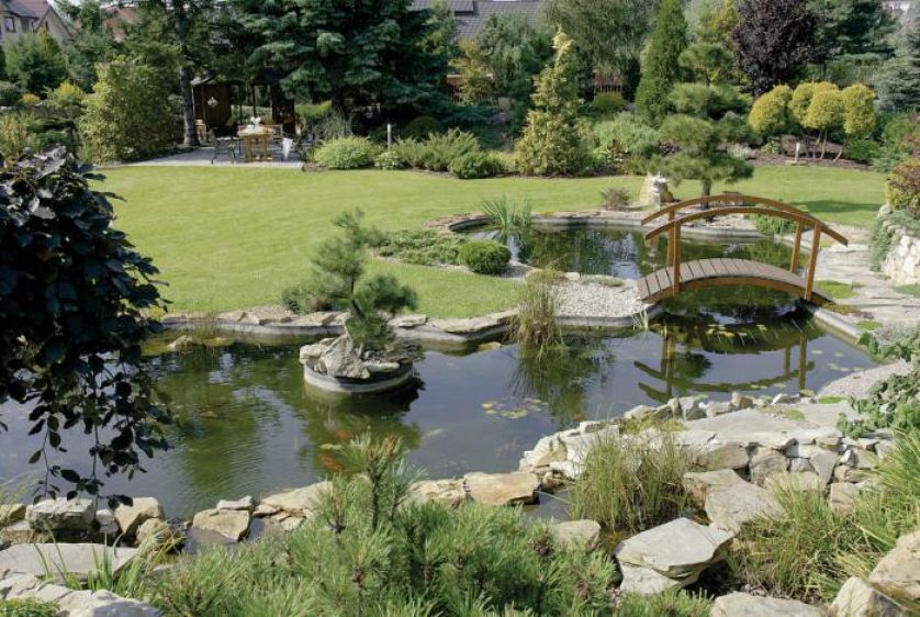 W ogrodzie japońskim nie może zabraknąć wody, która wnosi życie, i kamieni symbolizujących niezmienność i