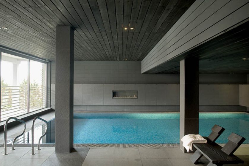 Znalazło się miejsce na nowoczesny basen z kominkiem.