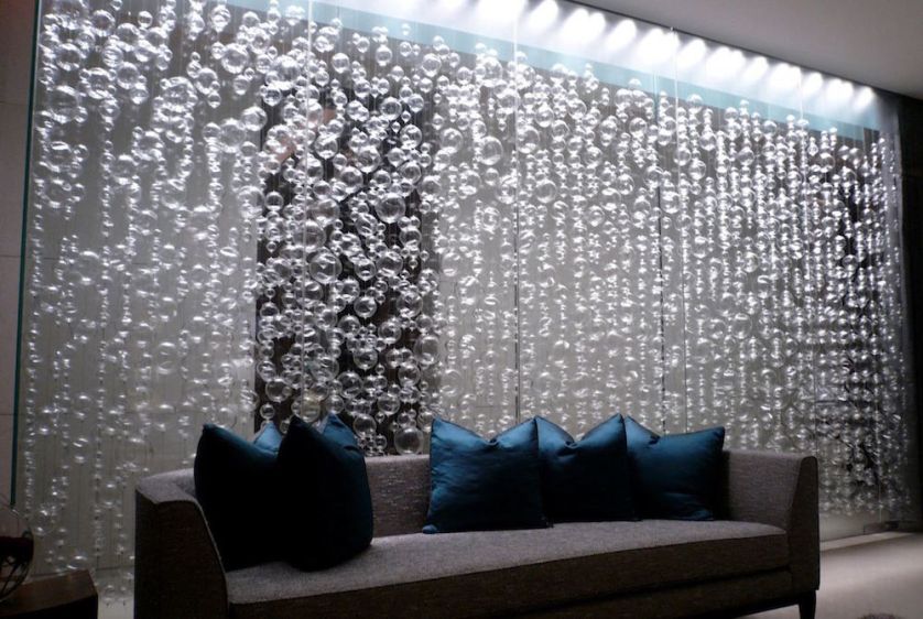 Zrealizowana fantazja właściciela domu w postaci świecącej kotary wykonanej z dmuchanych szklanych baniek o różnych