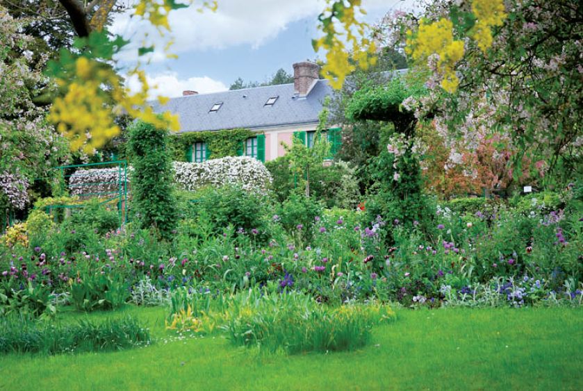 Dom tonie w zieleni romantycznego ogrodu.