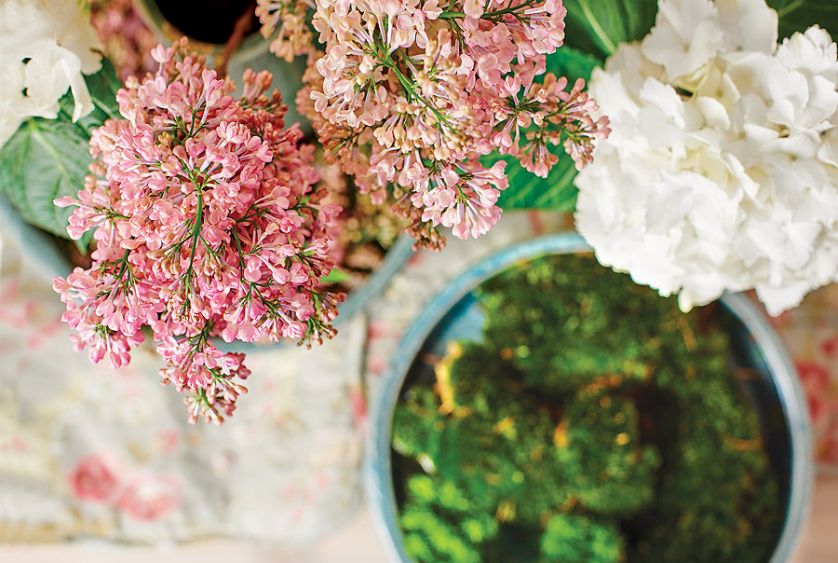 Dwa kwiaty, które łączy prosta, rustykalna ceramika.