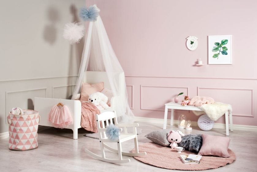 Kolory ścian w pokoju dziecka: biel i róż First Light 2102-70 - kolor roku 2020 marki Benjamin Moore