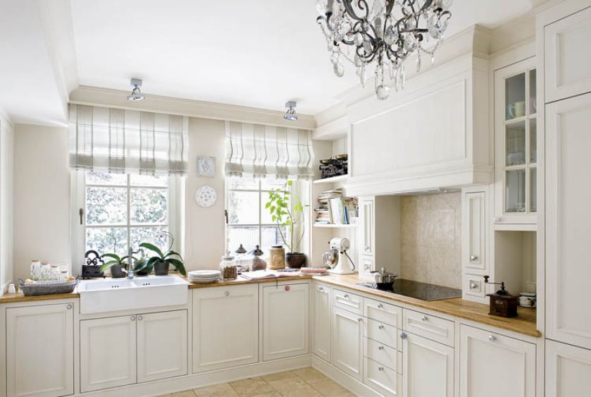 Lekkości kuchni nadają jasne ściany i szafki.