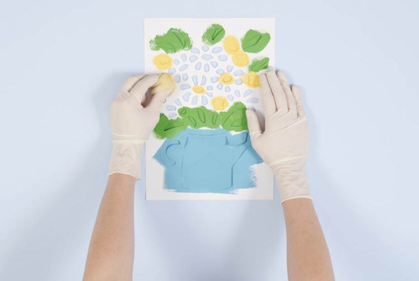 Następnie żółtym kolorem malujemy mniejsze kwiatki i środki większych. Na koniec białą farbą malujemy płatki margerytek.