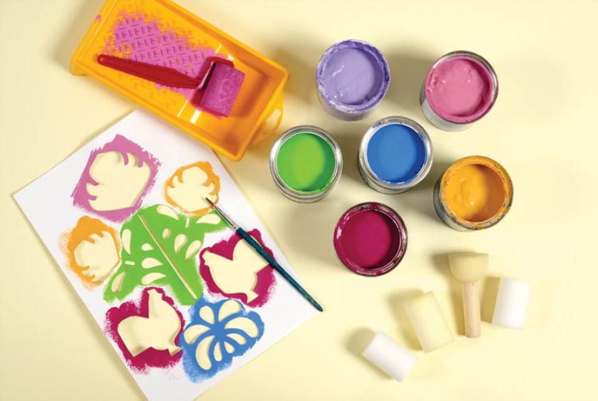 Potrzebne będą farby: fioletowa, granatowa, zielona, różowa (jasna i ciemna) i żółta oraz tampony z gąbki.