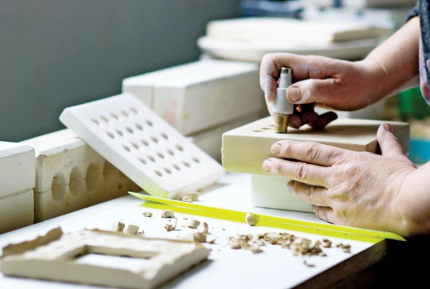Tak powstają ceramiczne kratki wentylacyjne. Manufaktura Ceramiczna Krystyny Kaszuby-Wacławek.