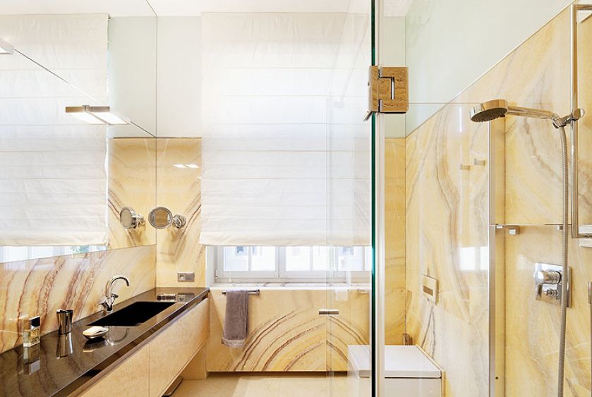 W łazinkach królują trawertyn i onyks oraz szkło.