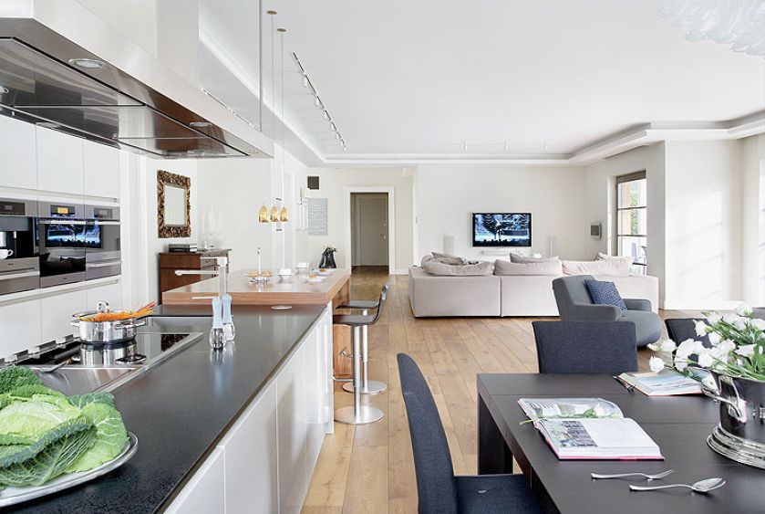 Właściciele stawiają na dobre marki: stół z Poliformu, krzesła od firmy Tonon.