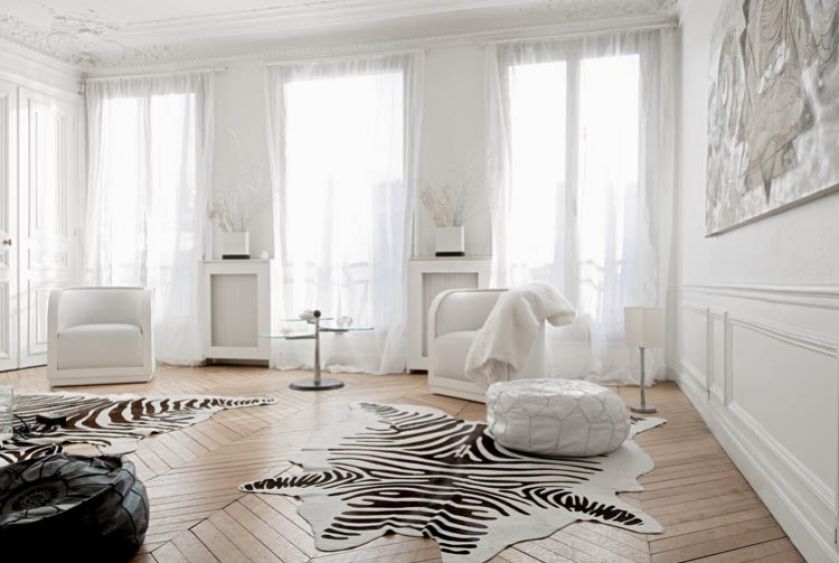 Wszechobecna biel i symetria nadają salonowi wrażenie ładu i uporządkowania. Czarne akcenty tylko je podkreślają.