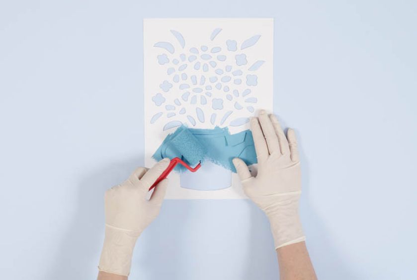 Zaczynamy od wypełnienia kolorem niebieskim największego elementu wzoru - dzbanka, potem malujemy na zielono liście.