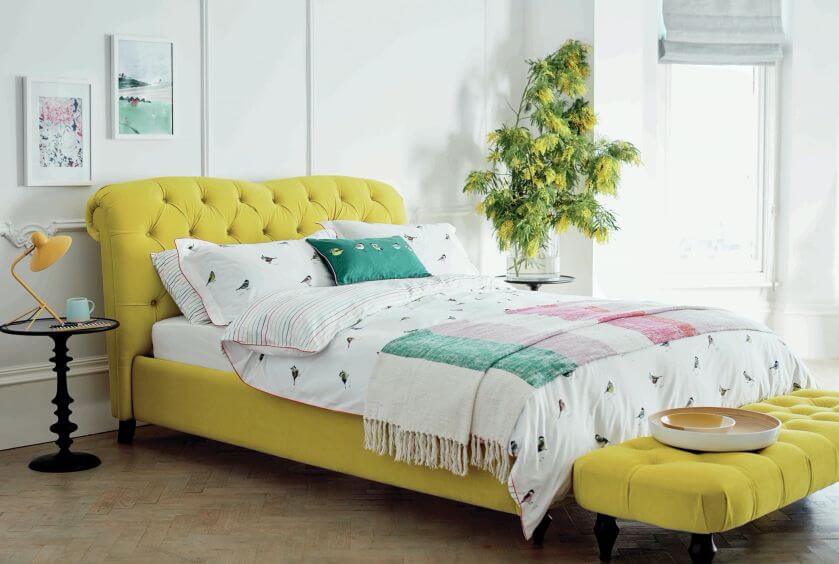 żółte łóżko do sypialni