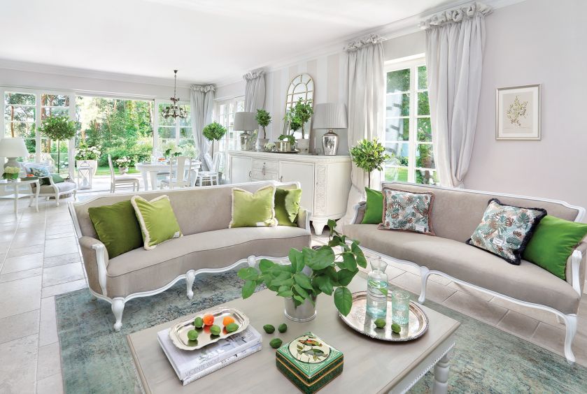 Gdyby nie wysokie sosny w ogrodzie, można by pomyśleć, że ten dom stoi gdzieś na południu Europy, a nie