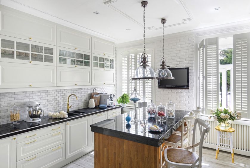 biała kuchnia z czarnym blatem