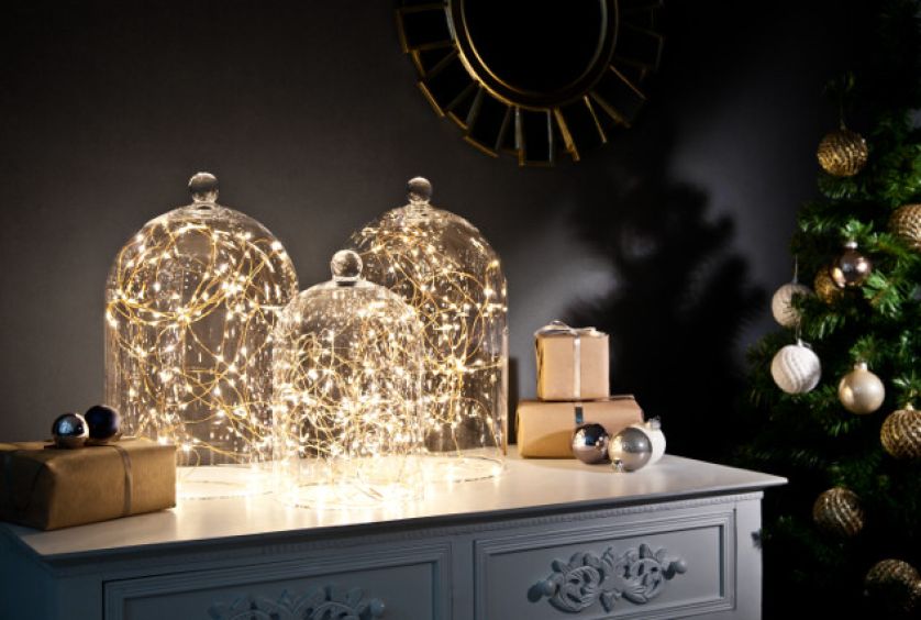 Delikatne ledowe światełka. Klosz, a pod nim... magia świąt