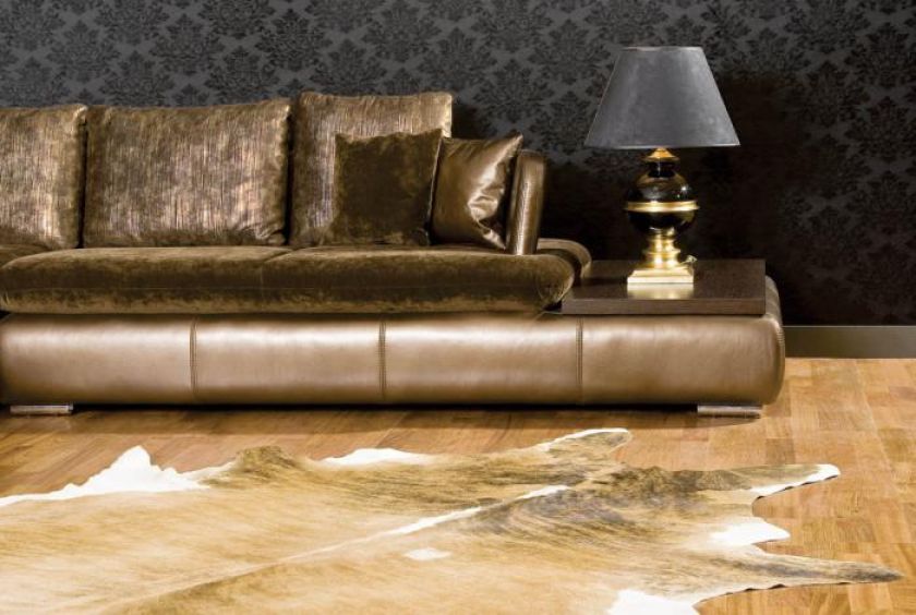 Kolekcja Ewa Minge for Livingroom. Kanapa Laguna to połączenie perłowej skóry Ascot Perlato i miękkiego