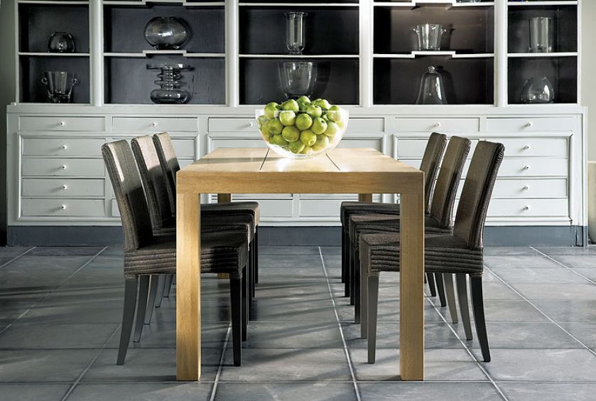 Kosztuje 9715 zł, krzesło Edward w cenie 1840 zł. DECOLOR