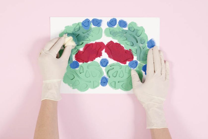 Najpierw wypełniamy kolorem większe elementy wzoru: zielone listki i gałązki i czerwone gołąbki, na końcu