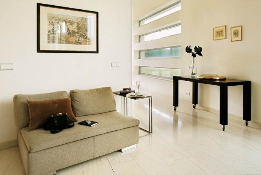 Poziome okna w salonie. Słoneczna posiadłość