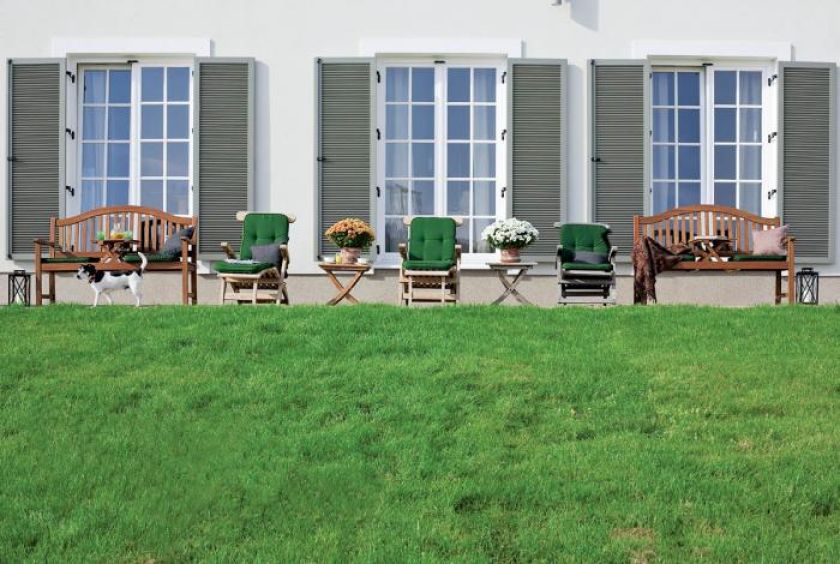 Przed budynkiem meble ogrodowa. Dom gościnny