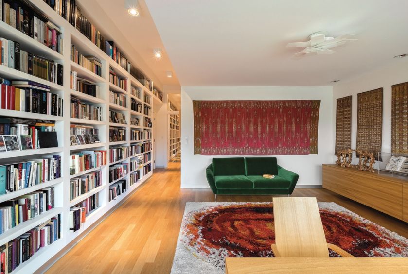 Makaty buczackie z końca XIX w., zestawione z dywanem Płomień z lat 70. Biurko zaprojektował architekt Piotr Szaroszyk.