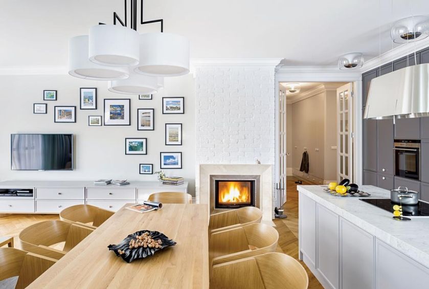 ściana z kominkiem i telewizorem