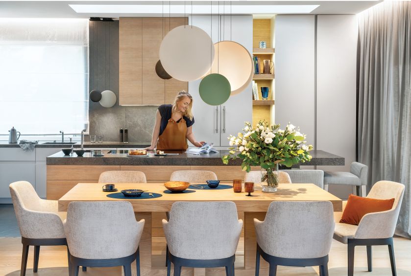 Praktycznie i przytulnie: podwarszawski dom w szarości, brązie i karmelu