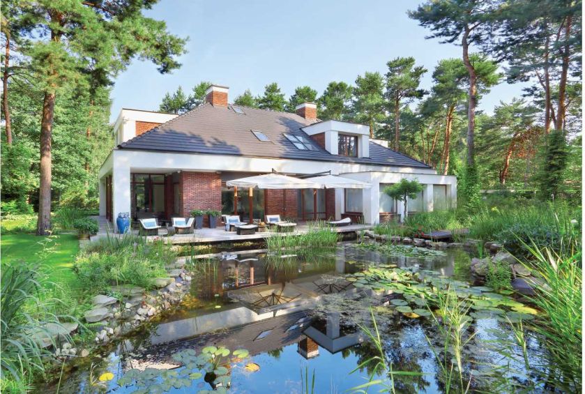 Ten nowoczesny dom znajduje się na skraju parku krajobrazowego. najważniejszą rolę odgrywa tu zieleń.