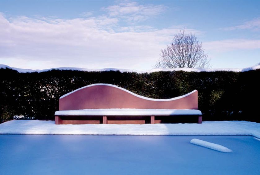 Kształ ławki nawiązuje do falujących żywopłotów.