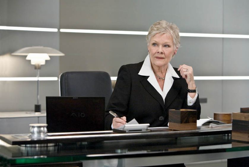 Lampa PH na biurku M - szefowej Bonda - w Quantum of Solace .