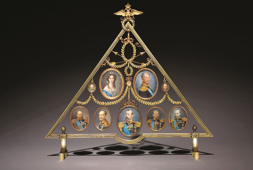 Peter Carl Fabergé, złoty stojak z kompletem miniatur rodziny carskiej autorstwa Johana Victora Aarnego, koniec XIX w.