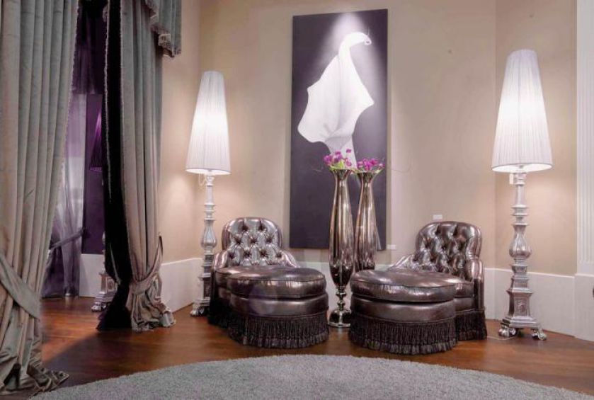 Meble Beatrice firmy Dolfi zrobiono z wycieranej skóry. Za fotel zapłacimy od 11 0 zł, za puf - od