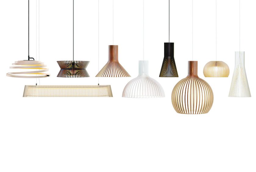 Proste, ale efektowne żyrandole, kinkiety i lampy na stół.