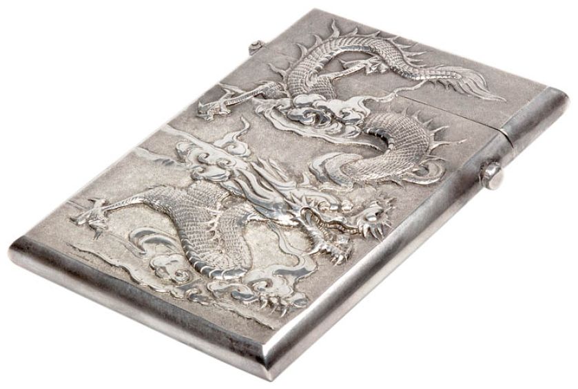 Srebrny wizytownik ze smokami, Chiny, 1880-1900 r., z kolekcji Włodzimierza Hermana, fot. G. Kołodziej i