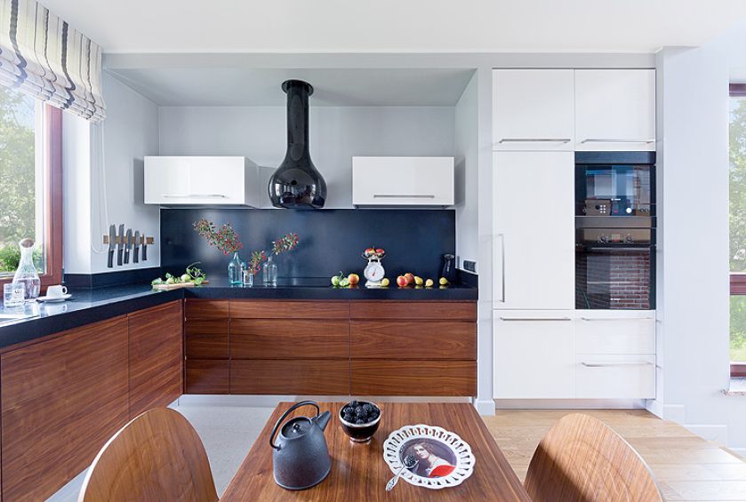 W nowoczesnym wnętrzu swoje miejsce znalazły butelki z babcinego strychu.