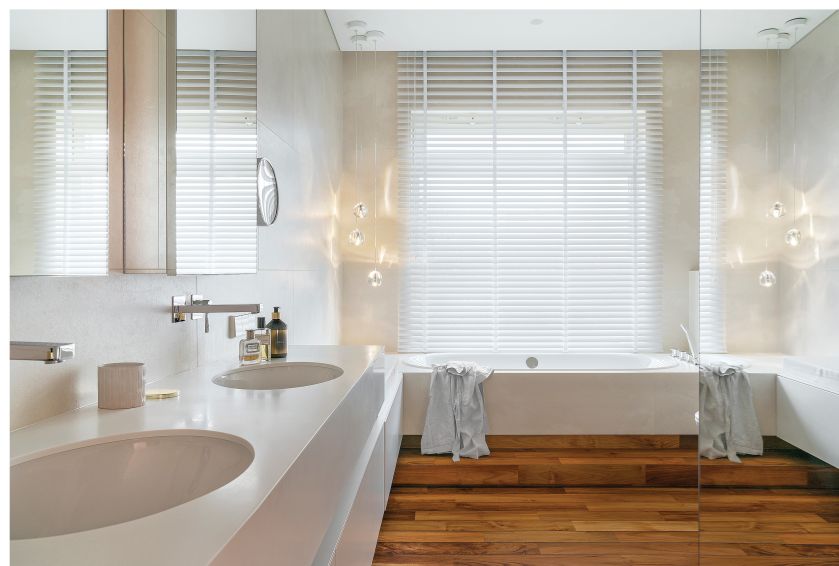 Praktycznie i przytulnie: podwarszawski dom w szarości, brązie i karmelu