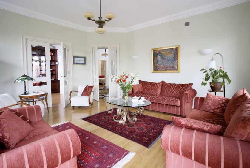 Białe fotele i stoliki art deco przyjechały z Krakowa, lampka w tym samym stylu - z Broniszy. Kanapy kupili