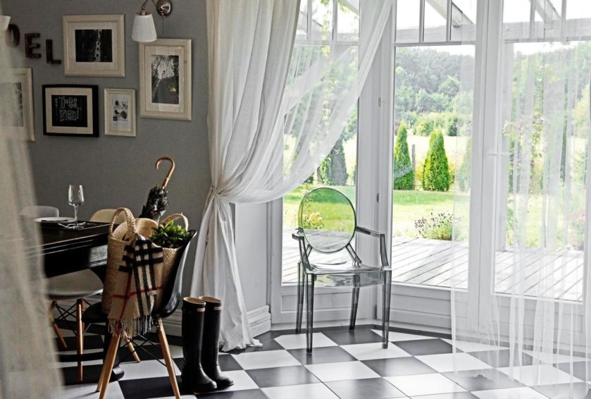 Czarno-biała szachownica i chłodne szarości stylu skandynawskiego - co wynika z takiego połączenia we wnętrzach?