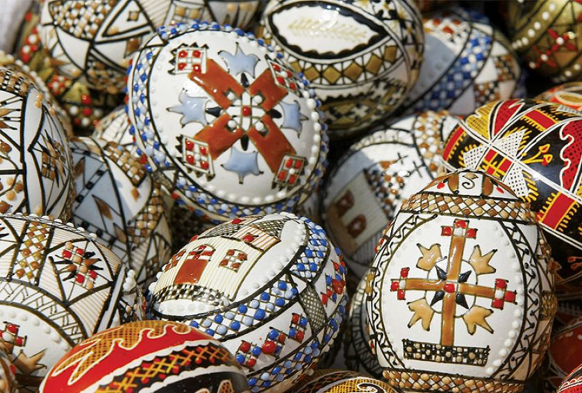 Historia pisanek sięga zamierzchłych czasów. Dziś wykonują je nie tylko gospodynie, ale i wielcy artyści,