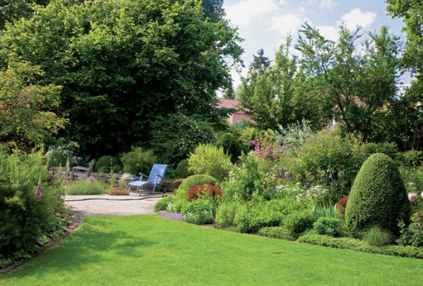 Przeważające w ogrodzie odcienie żółci i zieleni wprowadzają słoneczną, wakacyjną atmosferę.