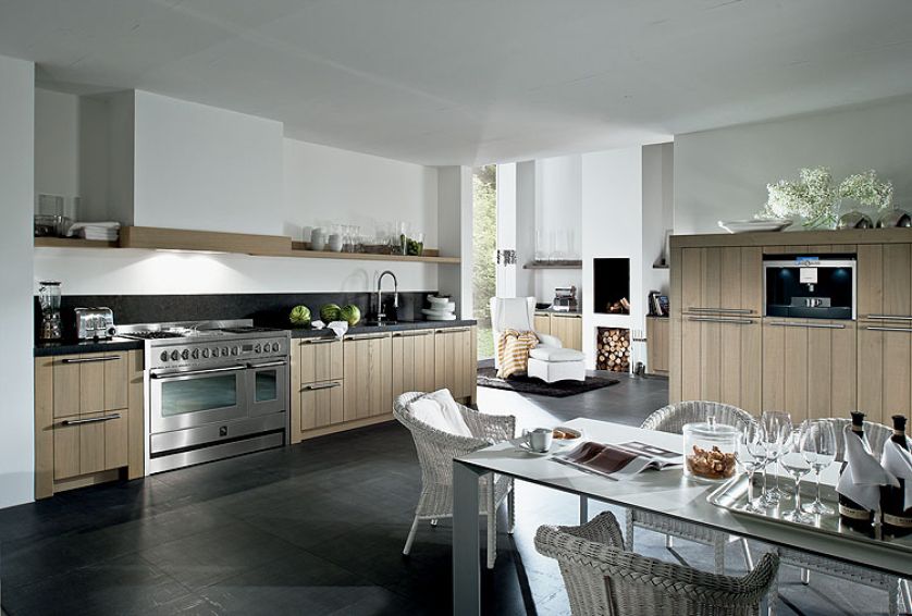 Solidne fronty dębowe ze stalowymi uchwytami-relingami. Na zdjęciu fronty w kolorze patynowanego dębu. Cena – ok. 45 0 bez