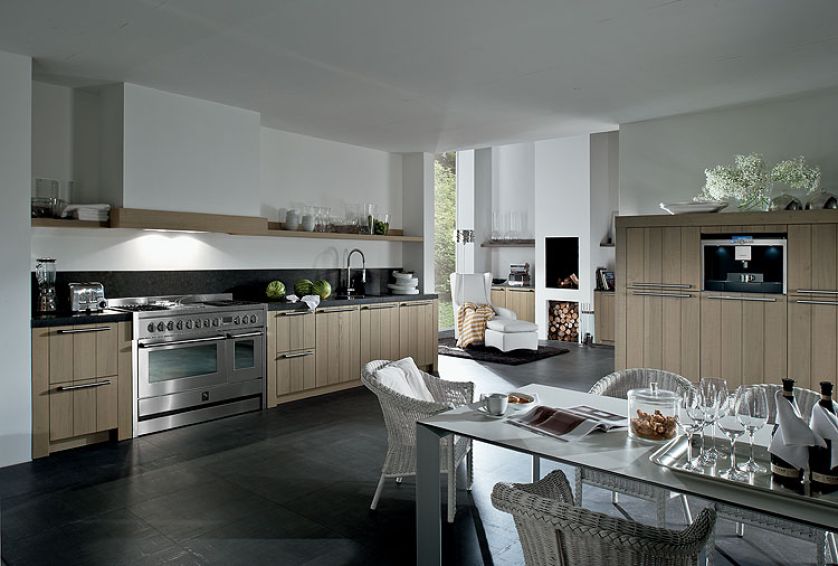 Szafki fornirowane szorstkim, lakierowanym dębem i granitowy blat w kolorze Stil Grey Satiniert. Cena zestawu – 48