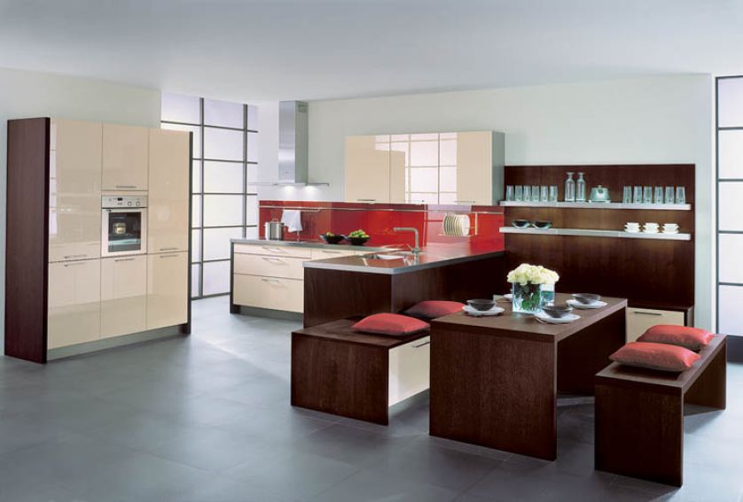 Dla smakoszy kawy: szafki w kolorze cappucino, stół w kolorze mocnej espresso. RUSTIC